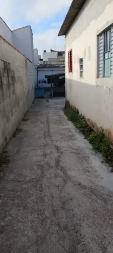 ALUGO CASA COM 2 QUARTOS, SALA, COZINHA E BANHEIRO