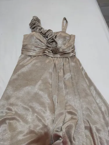 Vendo vestido de festa na cor dourada 