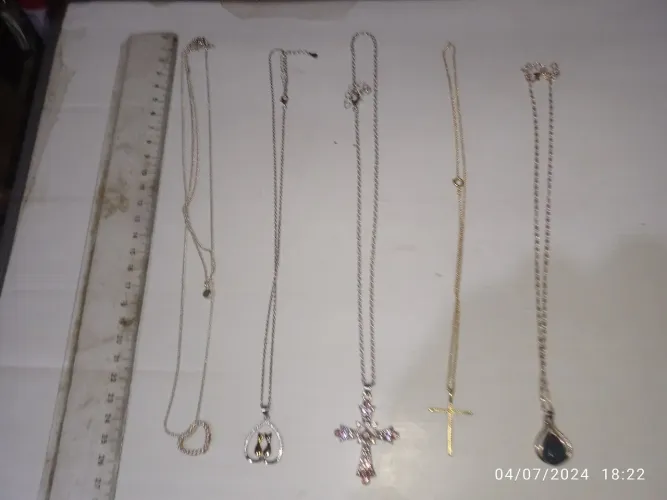 Gargantilhas, lote com cinco peças diferentes