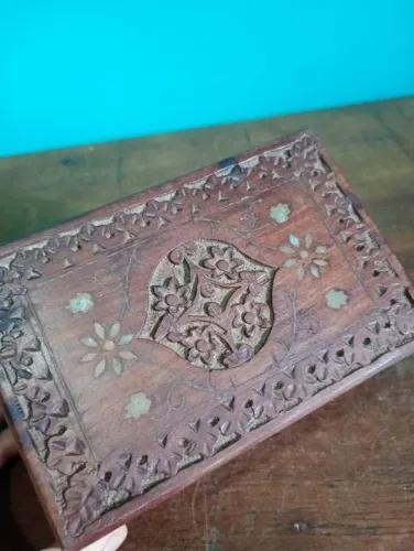 Antigo Porta Jóias Indiano em Madeira e Metal
