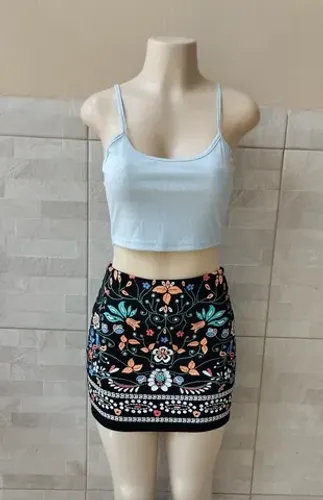 NOVO: Conjunto em poliéster com detalhe floral e zíper M