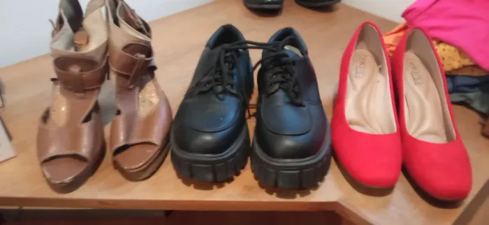 Sapatos de diversos estilos e cores