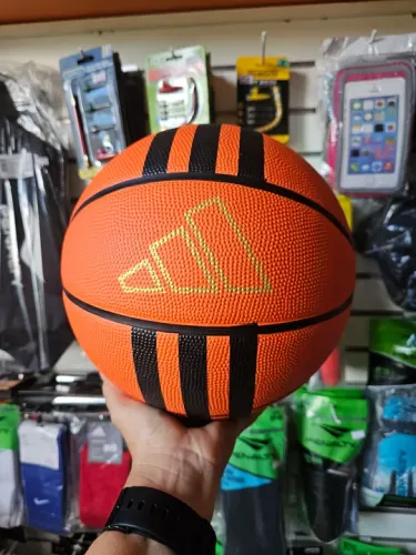PROMOÇÃO BOLA DE BASQUETE ADIDAS TRÊS LISTRAS ORIGINAL-R$115.00 avista.