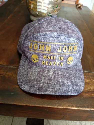 BONÉ JOHN JOHN.  Importado