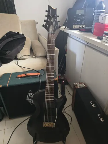 Guitarra corte 7 cordas captadores EMG z tremolo, regulada