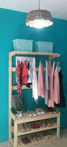 Closet de Madeira para Roupas e Sapatos
