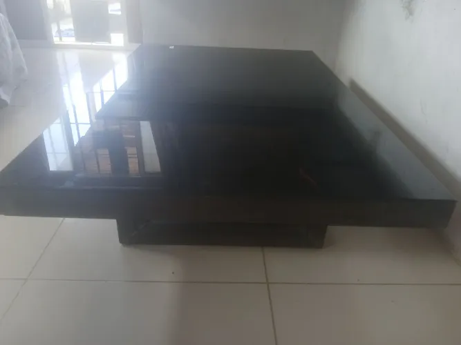 Mesa de centro preta com design moderno