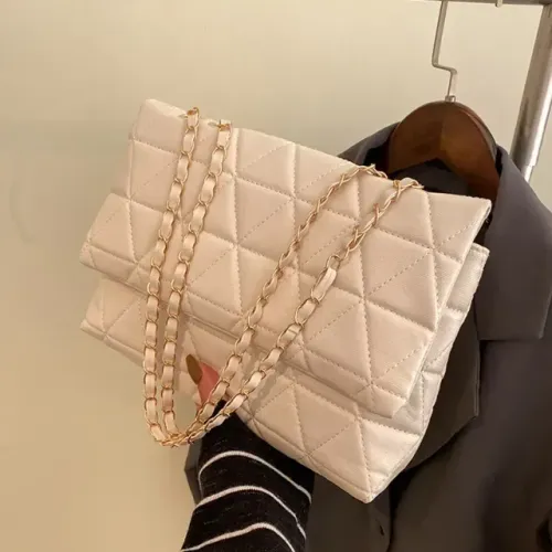 Bolsa de aba com estampa triangular