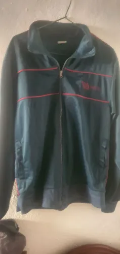 Jaqueta Esportiva Azul Marinho com Detalhes Vermelhos