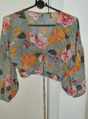 blusa com estampa de flores
