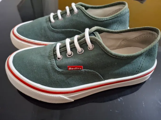 Tênis Redley 35, verde militar, semi novo original