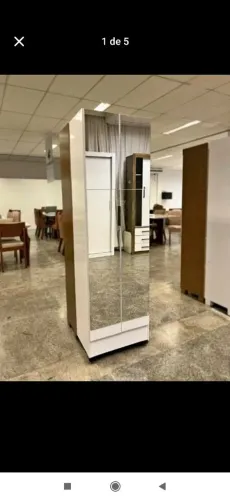 Sapateira com espelho moderna e espaçosa
