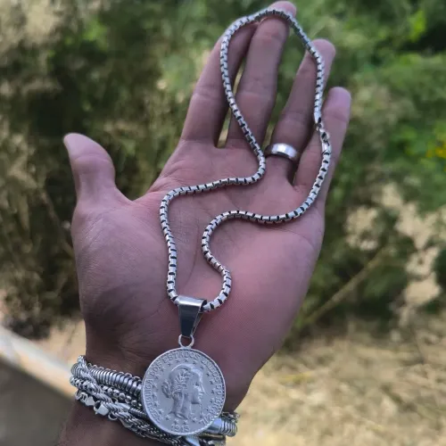 Corrente de prata com pingente de moeda de Reis 