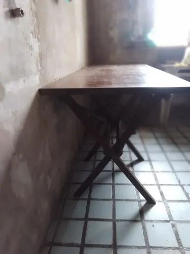 Mesa em madeira maciça, medindo 2,20x 0,80