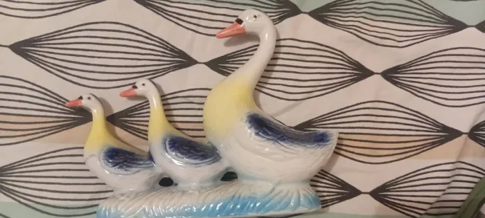 Vendo  um Bibelô Família de Patos em Cerâmica - Peça Decorativa Retrô