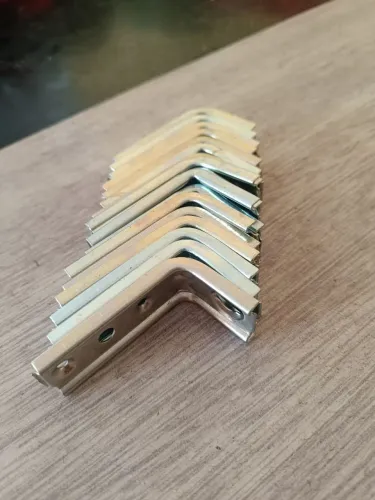 Cantoneira para fixação de armários 800 peças por 400 reais