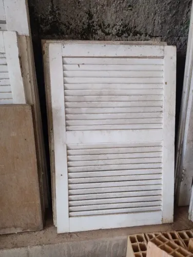 Porta de madeira branca com venezianas - estilo colonial