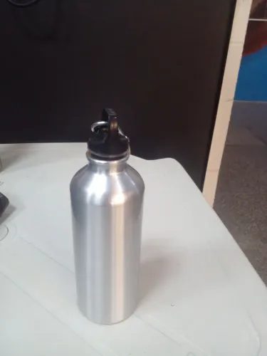 Garrafa Térmica de Alumínio com Mosquetão