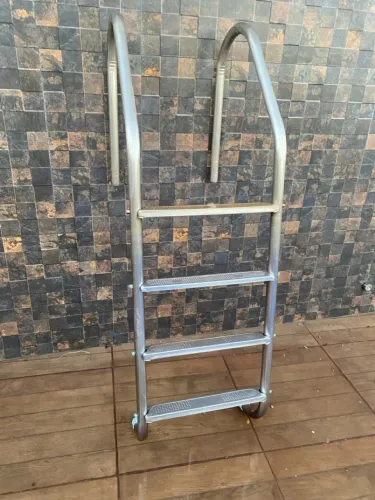 Escadas piscina