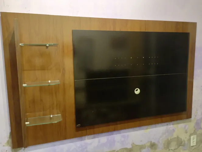 Painel para TV com prateleiras Em excelente estado de conservação