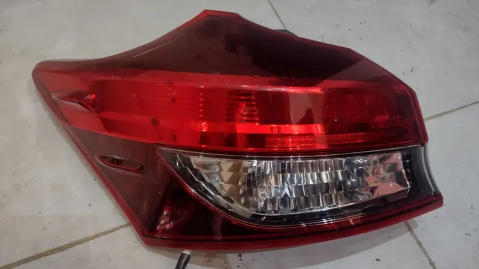 Lanterna Yaris Hatch LED LE 