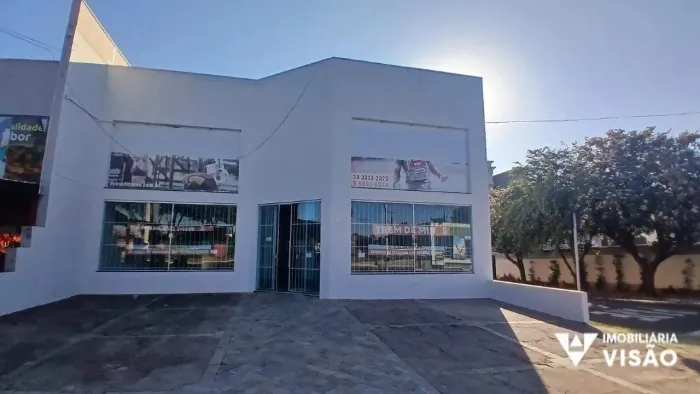 GALPÃO PARA ALUGUEL COM 02 BANHEIROS E ESTACIONAMENTO NO BAIRRO SANTA MARTA.