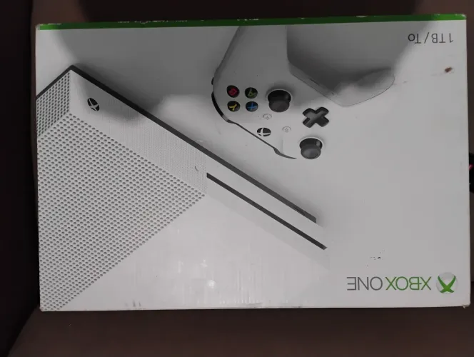 XBOX ONE S 1TB, ACOMPANHA CAIXA ORIGINAL, UM COMTROLE E 6 JOGOS EM MÍDIA FÍSICA