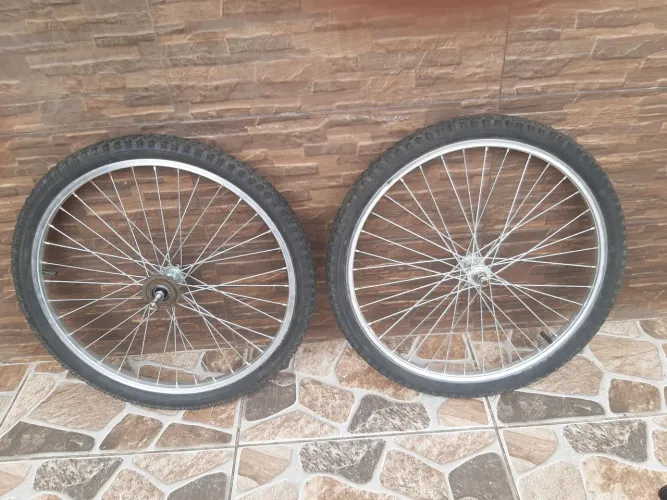 Vendo par de aro 24 com pneus 
