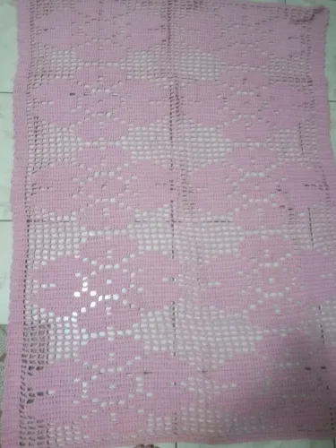 Tapete de crochê rosa com flores
