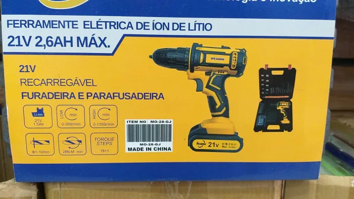 Parafusadeira e Furadeira completa duas baterias. 