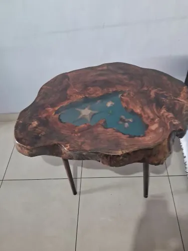 Mesa de centro em madeira com resina epóxi