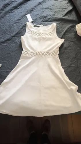 Vestido branco com detalhes em renda