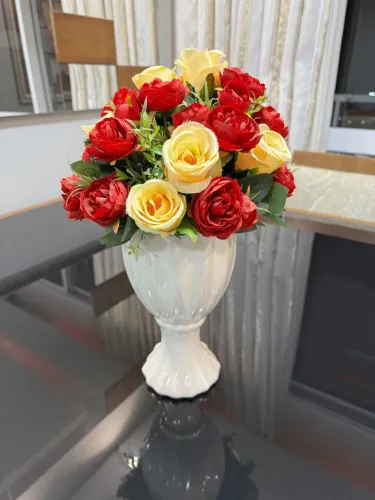 Arranjo de Flores Artificiais em Vaso Decorativo