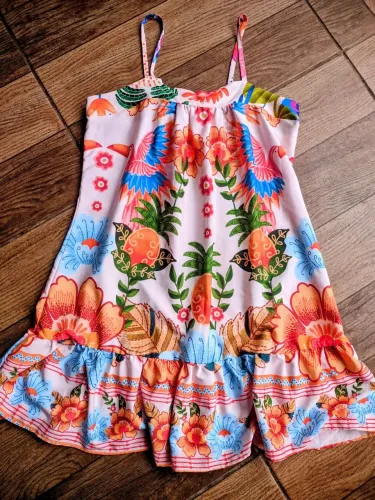 Vestido estampado floral com babados