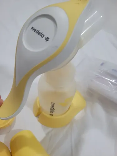 Extrator de leite Medela e saquinhos para armazenamento