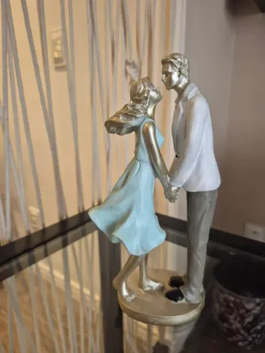 Escultura de Casal em Amor