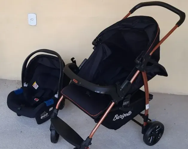 Carrinho de bebê com bebê conforto burigotto