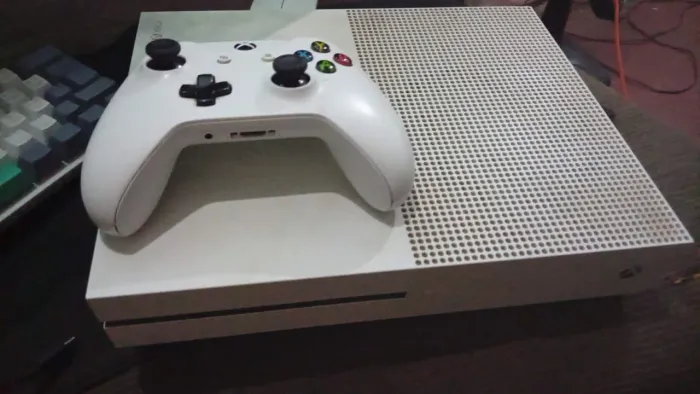 Vende-se XBOX ONE S USADO