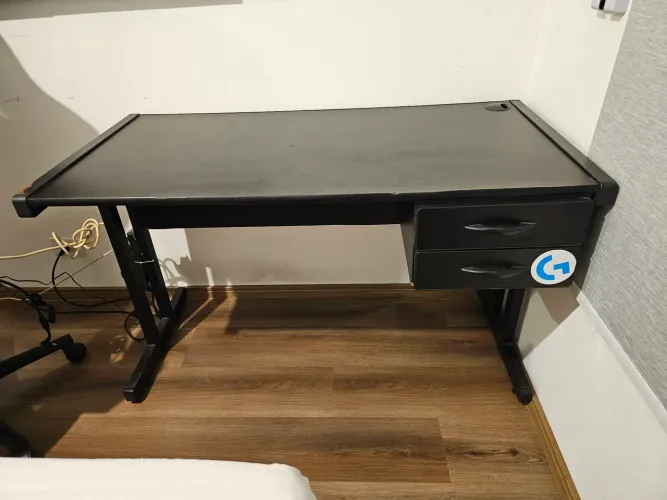 Mesa de escritório preta c/ 2 gavetas