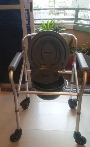 Cadeira Higiênica / Cadeira de Banho com Rodas - NOVA, SEM USO