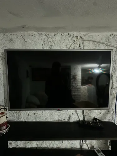 Tv LG Hdmi/USB / não é smart/ cabo de energia/ botão com funções preservadas e controle