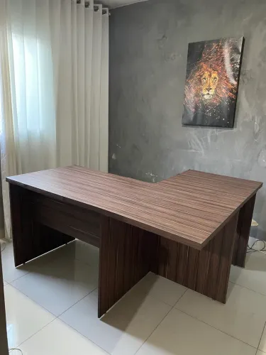 Mesa L grande para escritório 