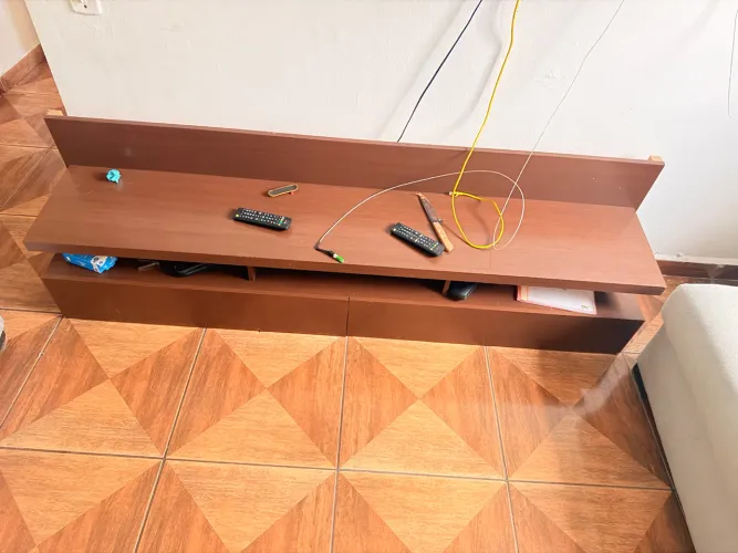 Vende sofá mesa cadeiras e rack de parede