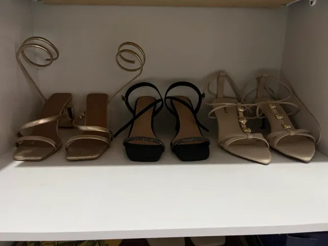 3 pares de sandálias - R$ 600 (semi)