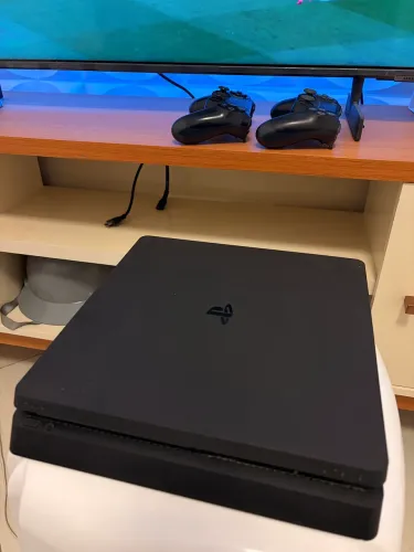 PlayStation 4 Slim + 2 dualshocks originais. 