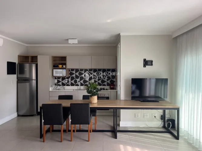eStúdio mobiliado com 52m2 e 2 vagas no Centro de Florianópolis