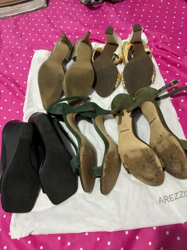 Lote de sapatos e sandálias