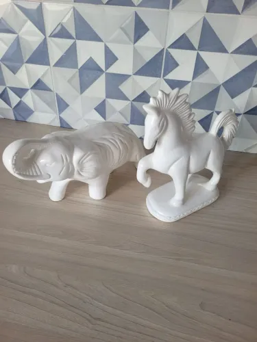 Itens de decoração antiga de porcelana
