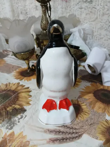 Vendo pinguim de cerâmica esmaltada pintado a mão 22 centimetros