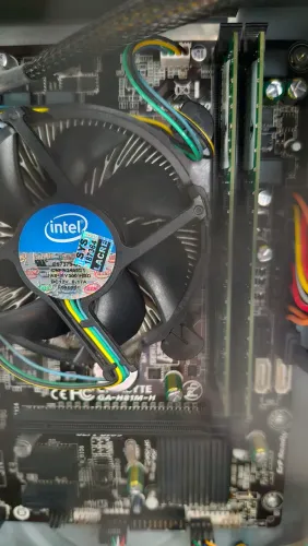 Gabinete com Peças Internas Intel - Não Liga (Precisa trocar a memória RAM)